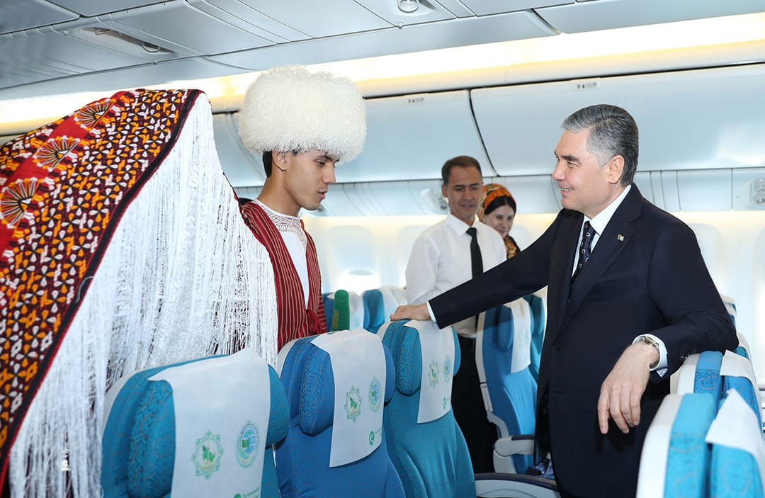 Бердымухамедов побеседовал с молодоженами на борту нового Boeing 777-200 LR