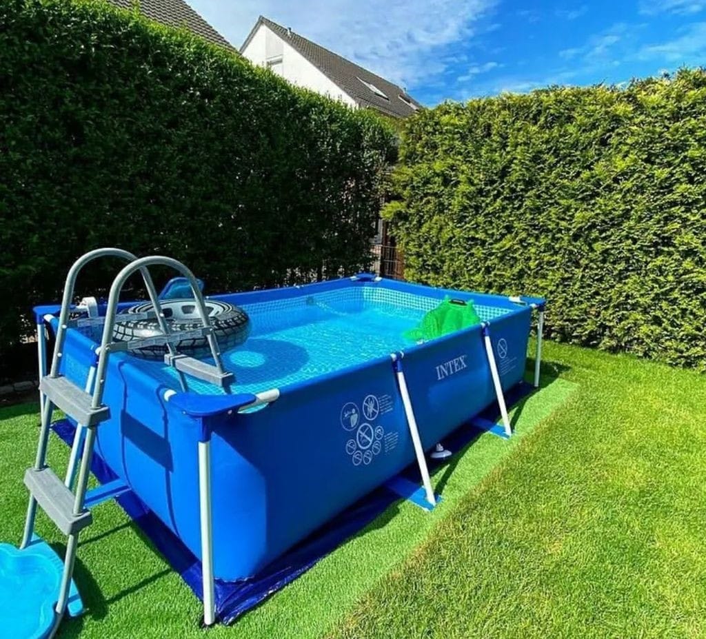 It is available to purchase portable pools for the yard in the Gül Zemin Shopping Center