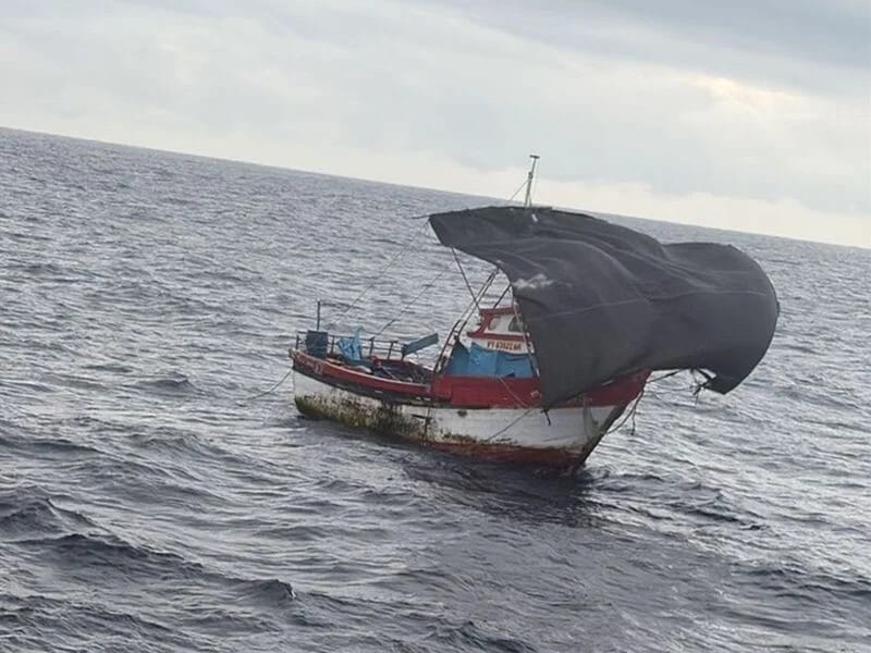 Bäş balykçy ýagyş suwy bilen oňňut edip ummanda 55 gün geçirdi
