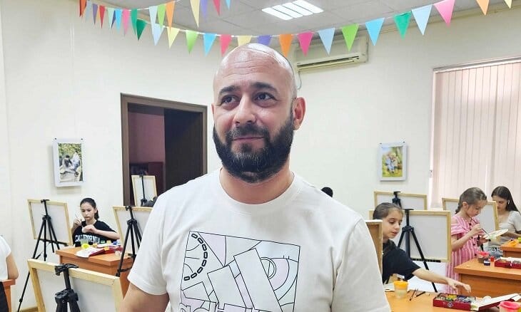 В посольстве РФ в Ашхабаде туркменский художник провел мастер-класс для детей