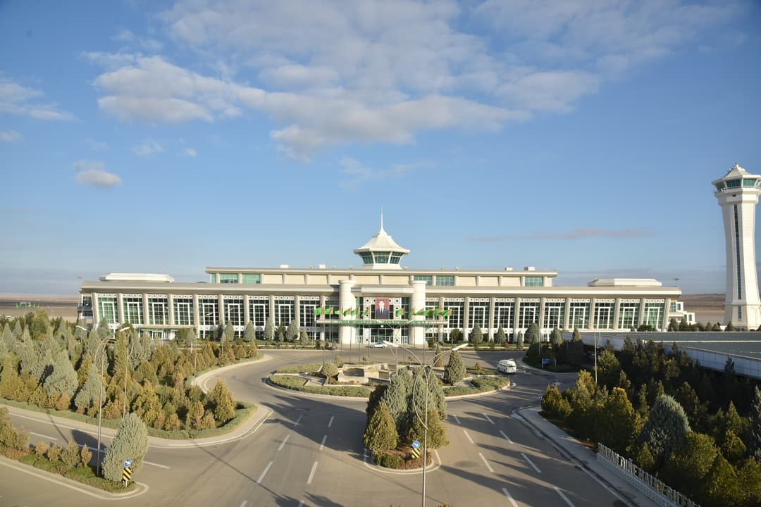 Гурбангулы Бердымухамедов осмотрел аэропорт Туркменбаши