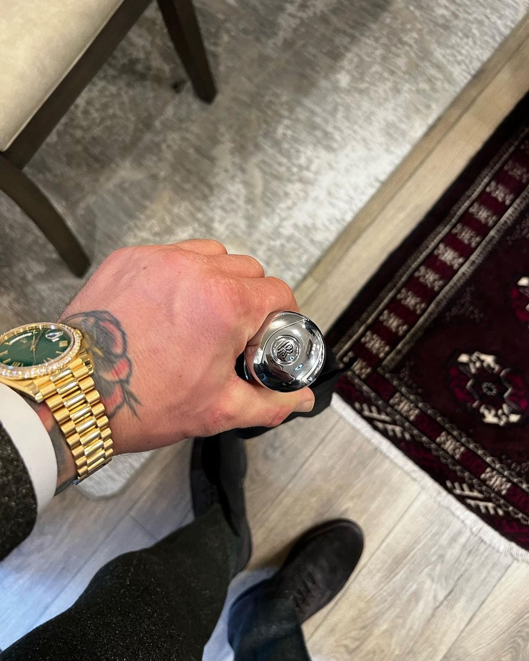 На фото Конора Макгрегора в социальных сетях заметили туркменский ковер