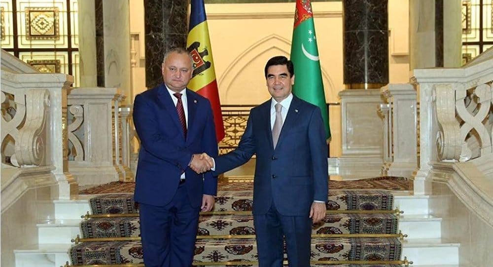 Игорь Додон вручил Президенту Туркменистана высшую государственную награду Молдовы