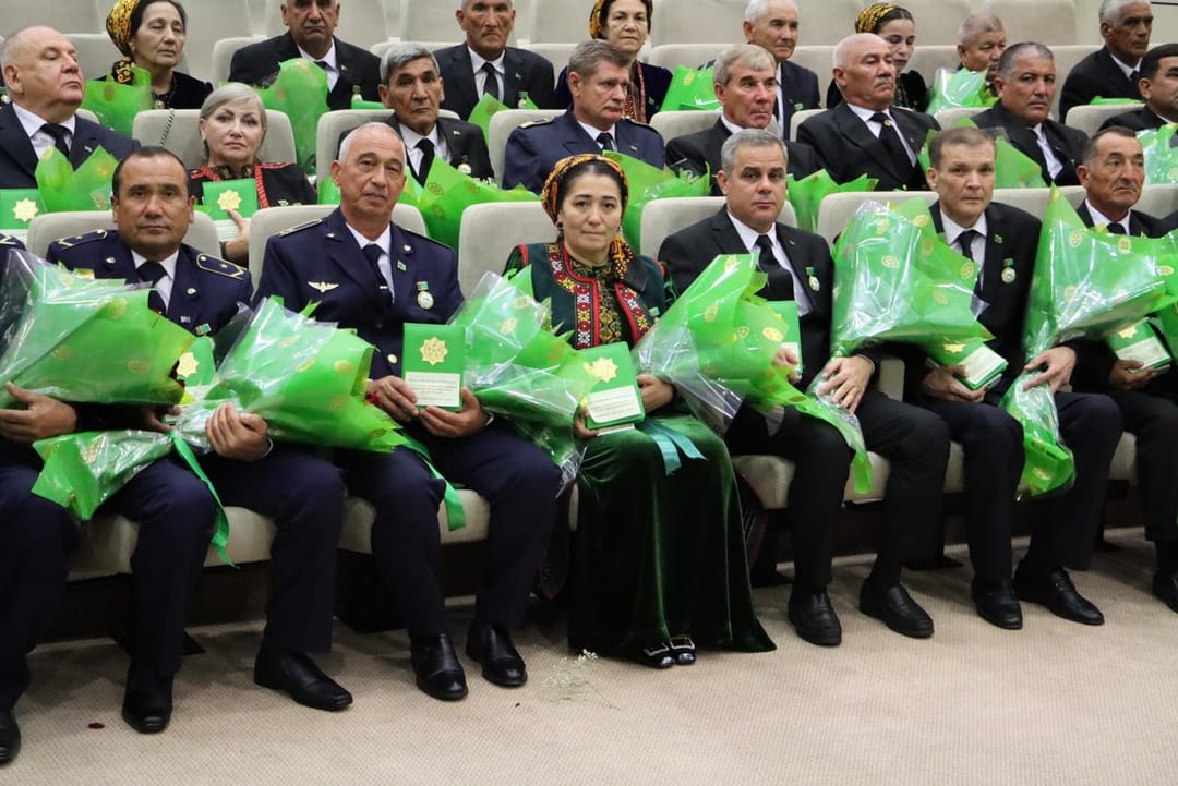 Ко Дню независимости сотрудники сферы транспорта и связи Туркменистана удостоены государственных наград