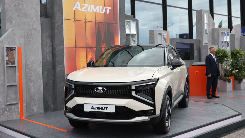 АвтоВАЗ представил первый собственный кроссовер Lada Azimut на ПМЭФ-2025