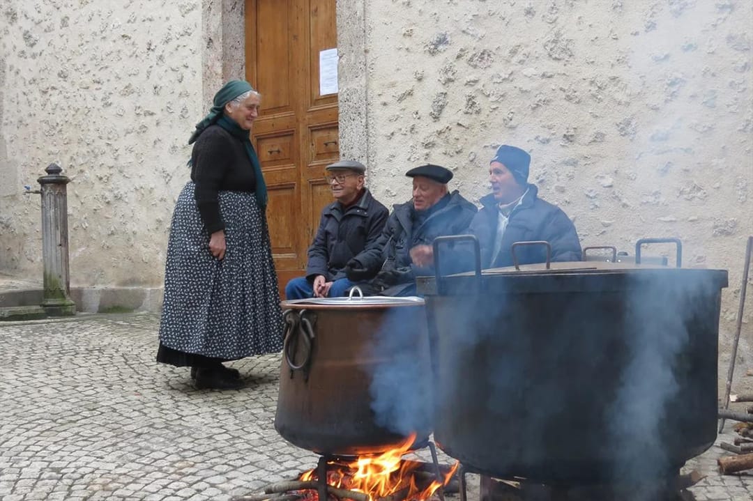 Jahankeşdeler Skannoda ýaşaýan 94 ýaşly italiýaly zenan bilen surata düşmegi halaýarlar