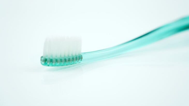 В Китае врачи извлекли 17-сантиметровую зубную щетку, застрявшую в кишечнике мужчины на 52 года