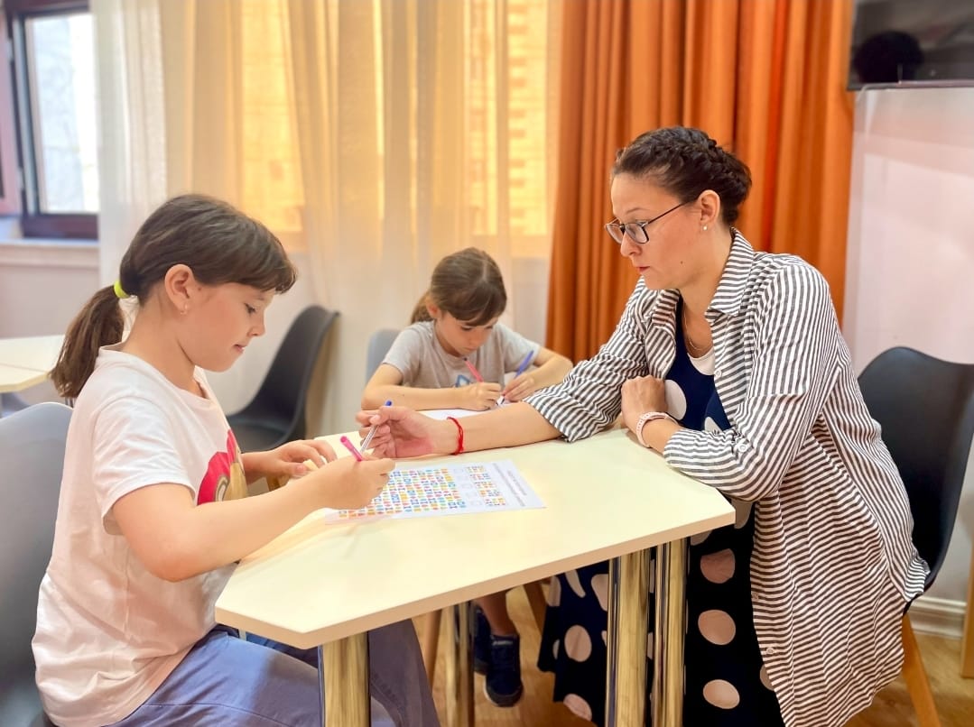 «IQ007» mekdebi goşmaça bilim maksatnamalarynyň giň toplumyny hödürleýär