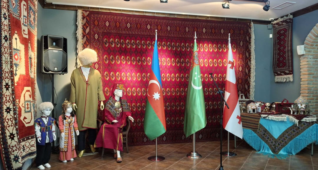 Туркменские ковры представлены на выставке в Тбилиси