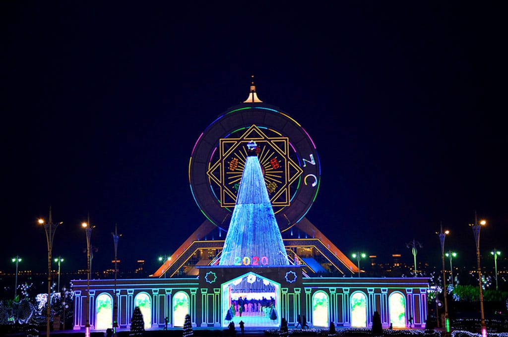 В Туркменистане зажгла огни Главная ёлка страны