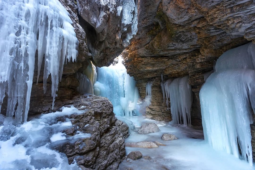 В Азербайджане множество туристов посещает замерзший водопад