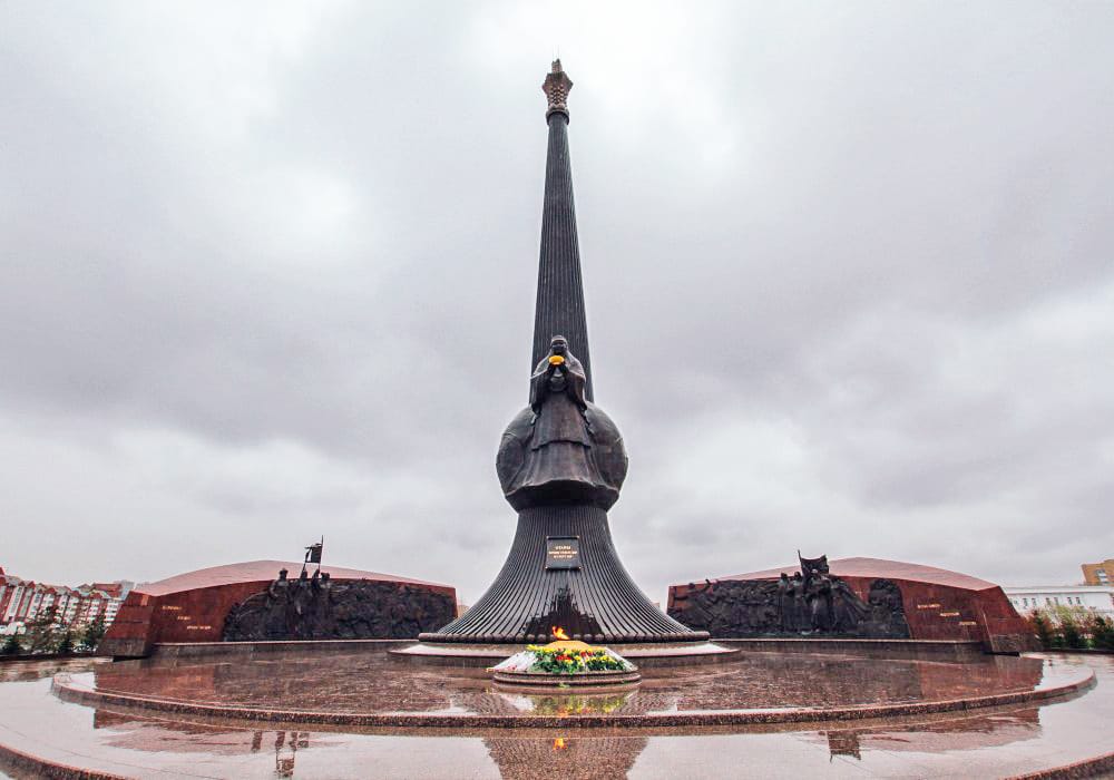 Президент Туркменистана возложил цветы к Монументу защитникам Отечества в Астане