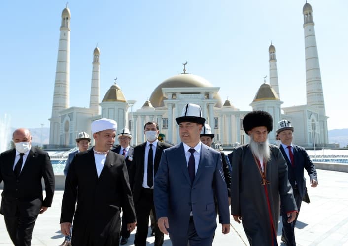 Gyrgyz Lideri Türkmenistanyň ilkinji Prezidentini hatyralady we Garaşsyzlyk meýdançasynda bag ekdi