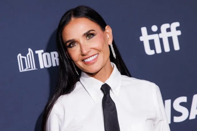 Деми Мур названа самой красивой женщиной в мире 2025 года по версии People