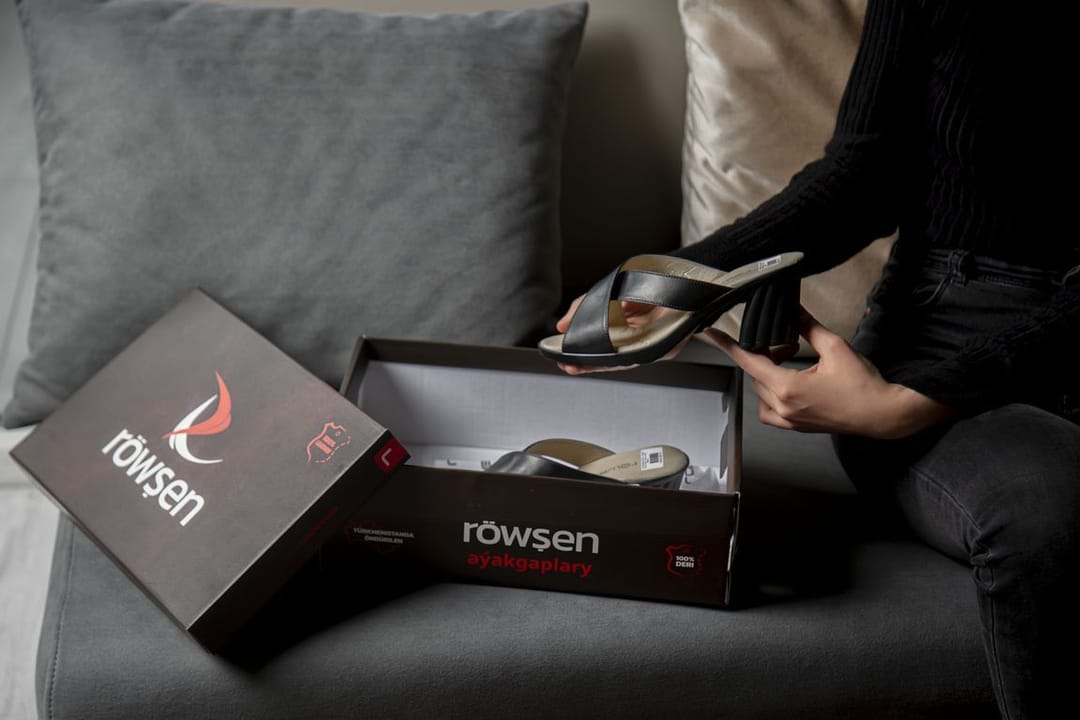 Компания «Röwşen aýakgaplary» расширяет производство летней обуви