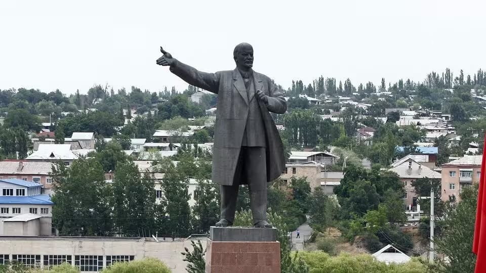 Gyrgyzystanda Leniniň iň beýik ýadygärligini aýyrdylar