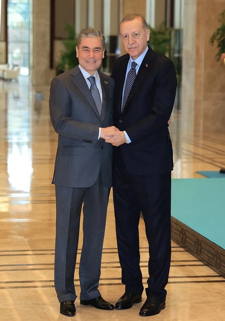 Гурбангулы Бердымухамедов подарил Президенту Турции туркменский ичмек в честь 70-летия