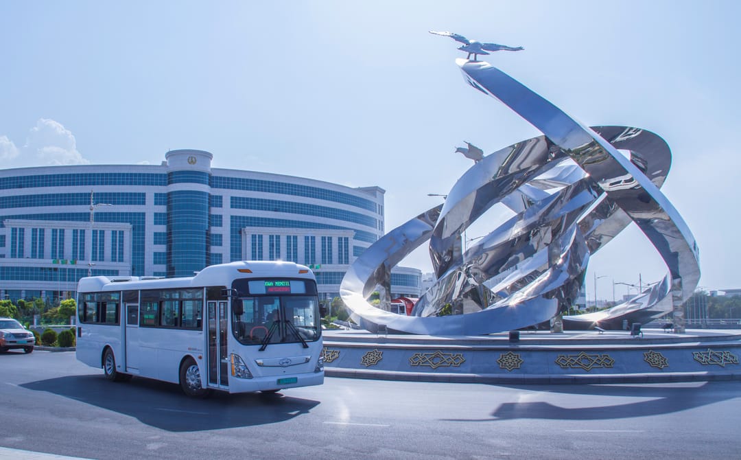 Aşgabatdaky «Magtymguly Pyragy» medeni-seýilgäh toplumyna haýsy awtobuslarda baryp bolýar