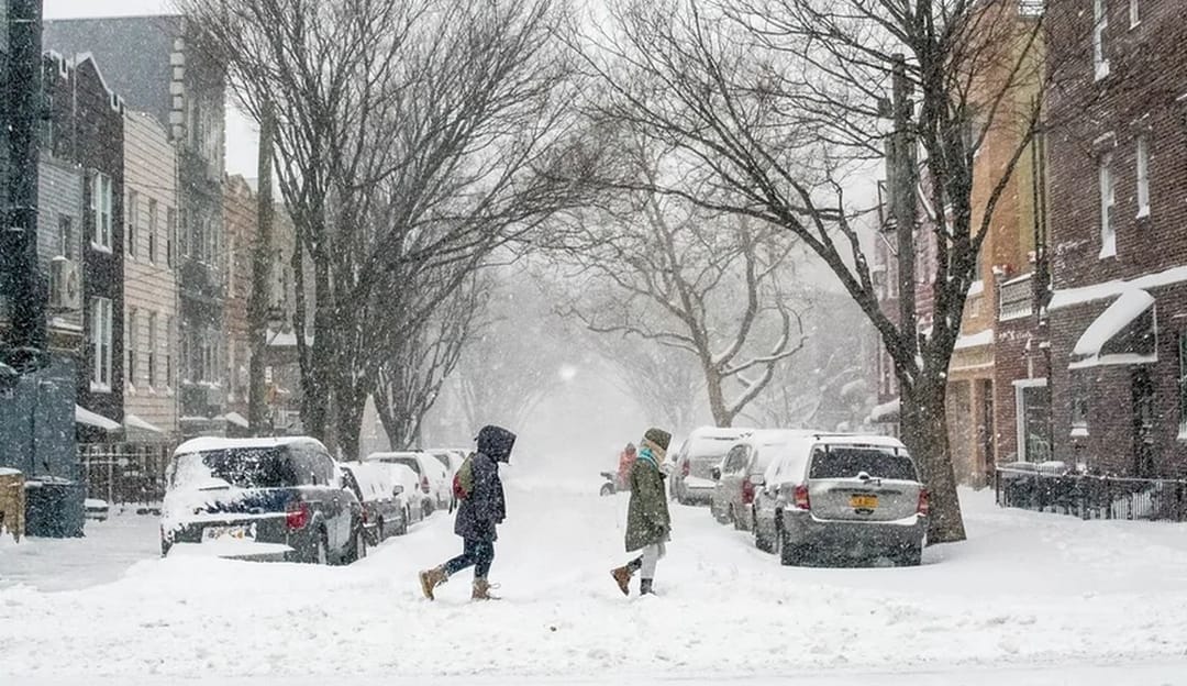 ABŞ-nyň 40 ştatynda syrgynlara we buzly ýagyşlara garaşylýar