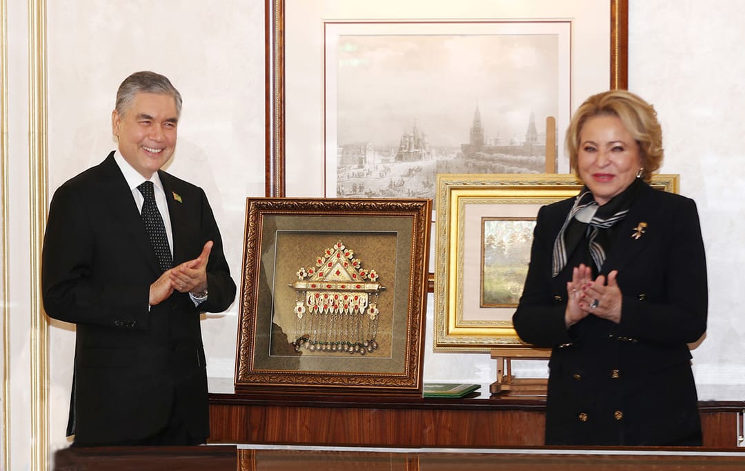 Гурбангулы Бердымухамедов подарил Валентине Матвиенко туркменское ювелирное украшение