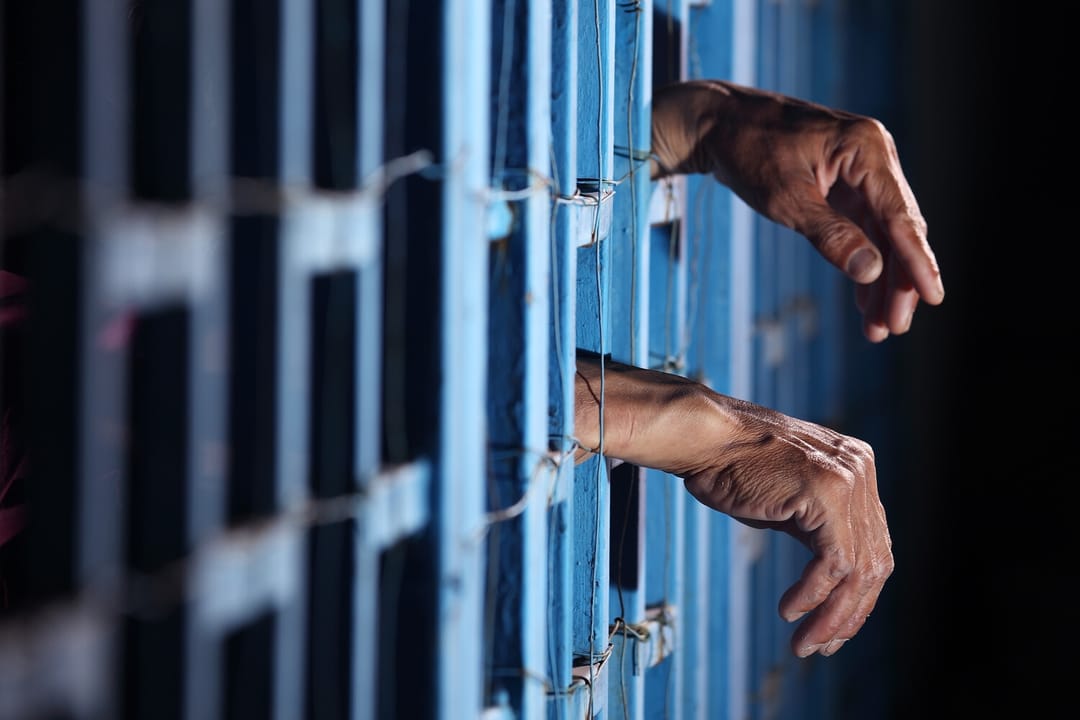 В Нигерии жениха приговорили к тюремному сроку за разбрасывание денег на собственной свадьбе