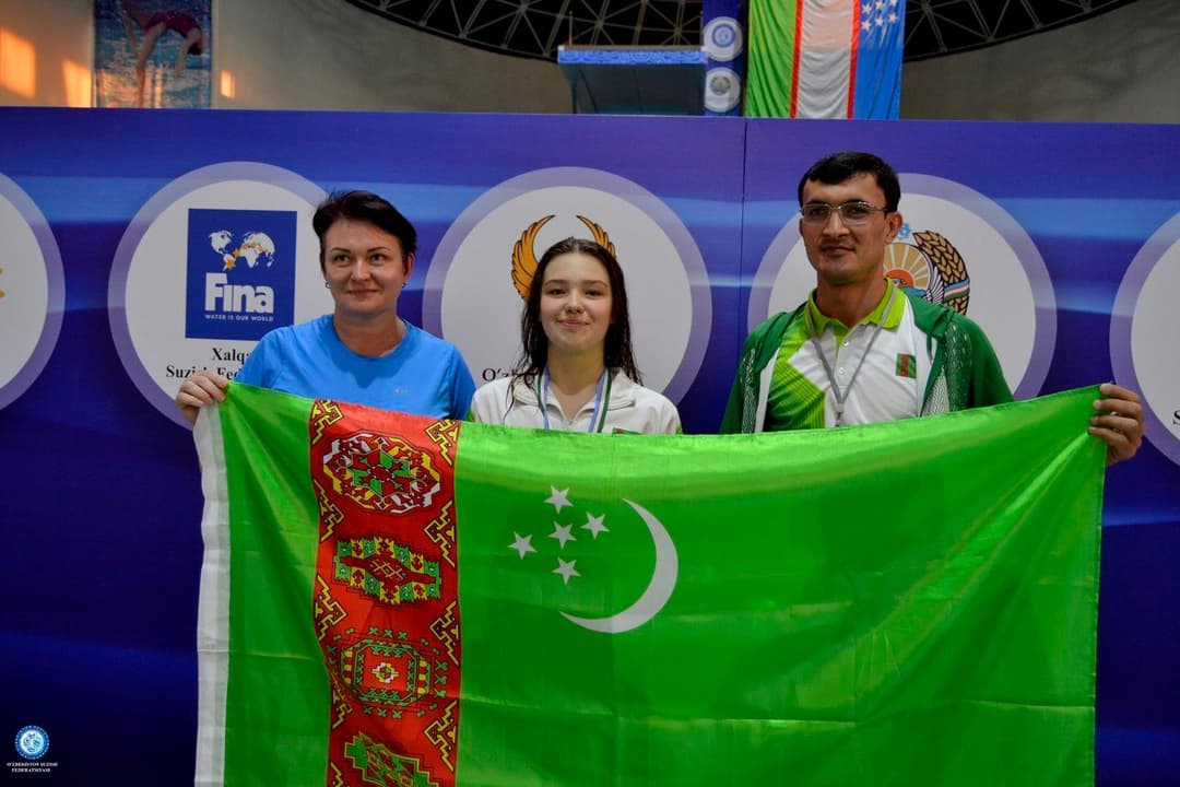Спортсменка из Туркменистана завоевала золото и серебро открытого чемпионата Узбекистана по плаванию