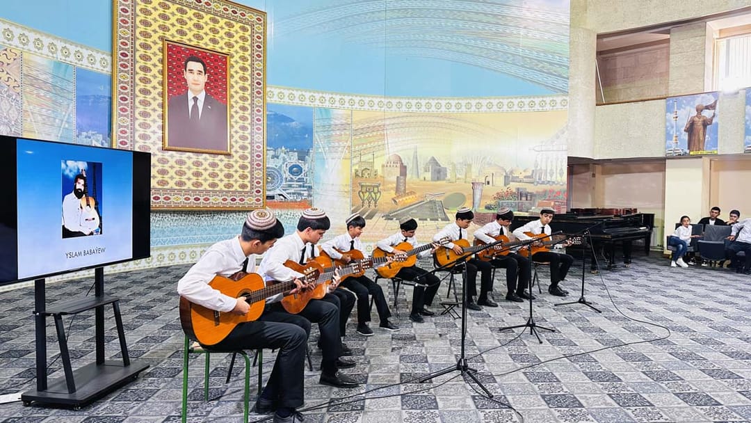 В Туркменской консерватории прошёл фестиваль юных гитаристов в память об Исламе Бабаеве