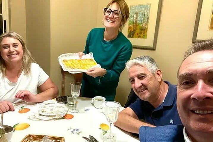 Мэр одного из городов Испании общается с избирателями в неформальной обстановке