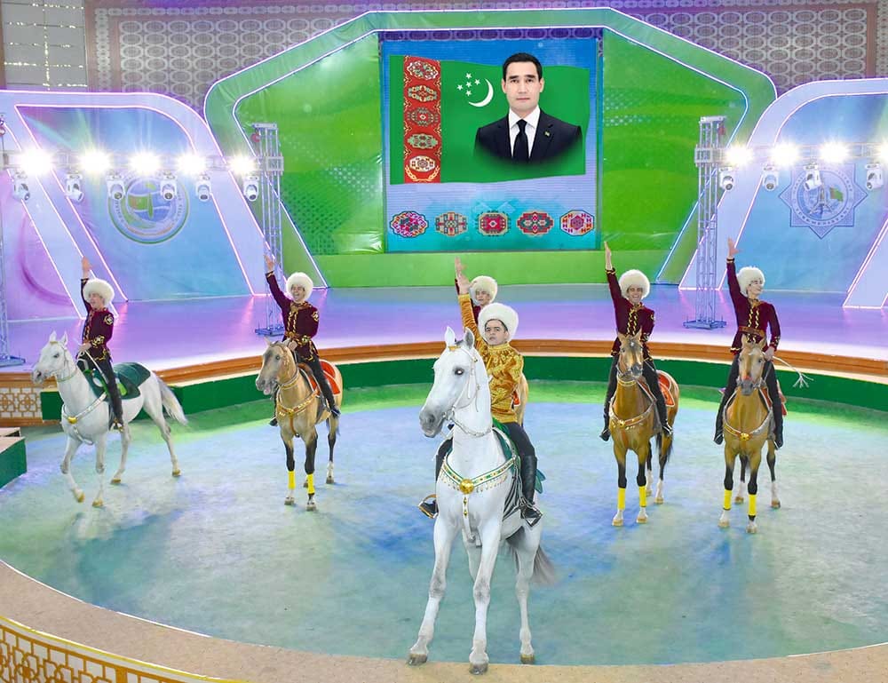 «Galkynyş» milli at üstündäki oýunlar topary Mary welayatynda çykyş etdi