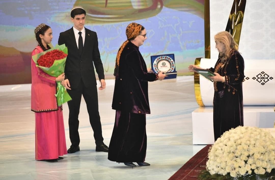 В честь юбилея туркменской поэтессы Гозель Шагулыевой издана книга ТЮРКСОЙ на 9 языках