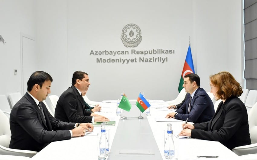 Türkmenistanyň medeniýet ministri azerbaýjanly kärdeşi bilen duşuşdy