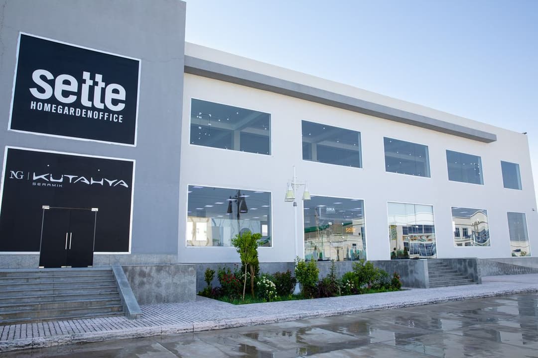 «Kutahya Seramik» brendiniň Aşgabatdaky dükanynda laminadyň köp görnüşleri hödürlenýär