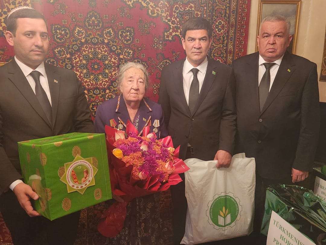 Представители архитектурного вуза Туркменистана поздравили ветерана Антонину Пряничникову