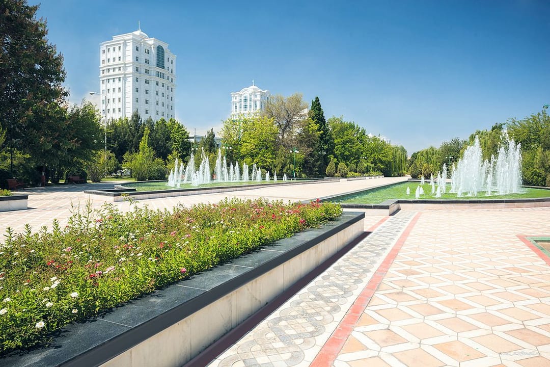 Парк имени Атамурата Ниязова в Ашхабаде закрыт на реконструкцию