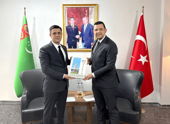 Türkmen diplomaty «TRT Avaz» teleýaýlymynyň ýolbaşçysy bilen duşuşdy