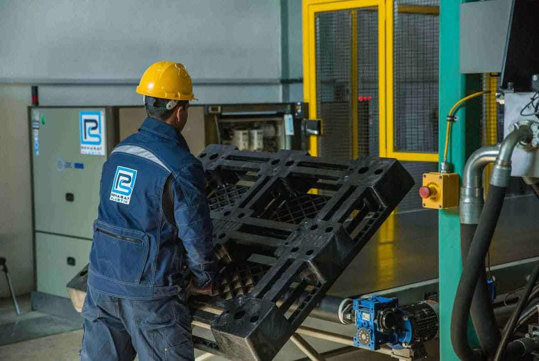 Предприятие Senagat plastik производит различные виды пластиковых поддонов