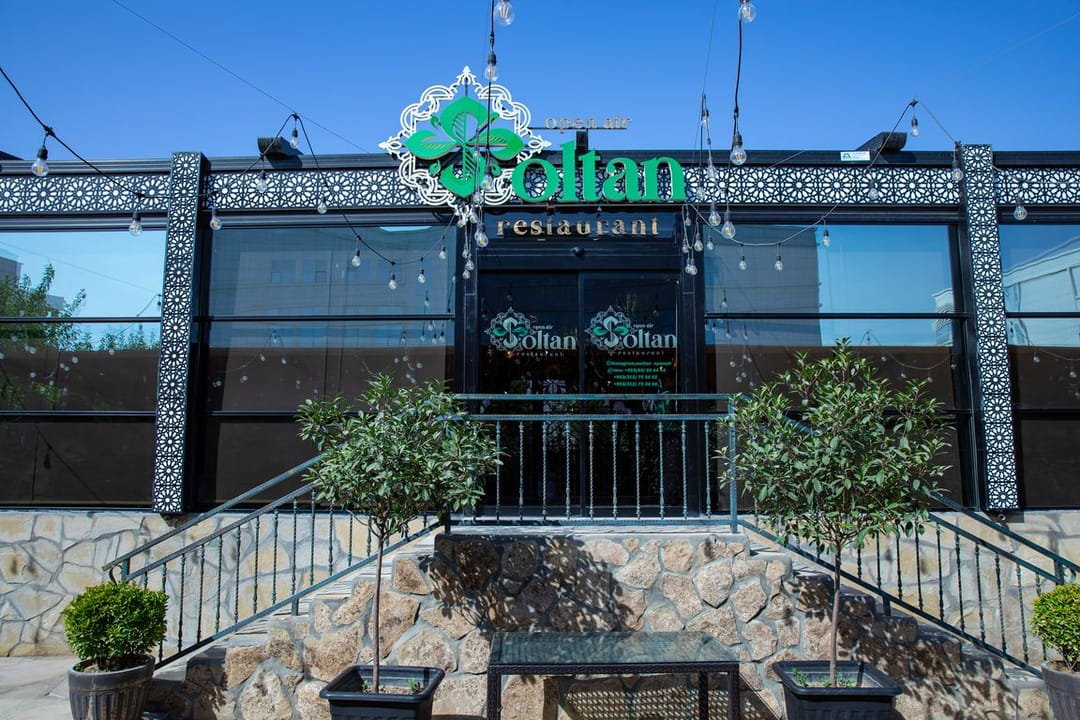 Aşgabatdaky «Soltan Open Air» restorany – tomsuň yssy howasynda dynç almak üçin iň gowy mümkinçilik