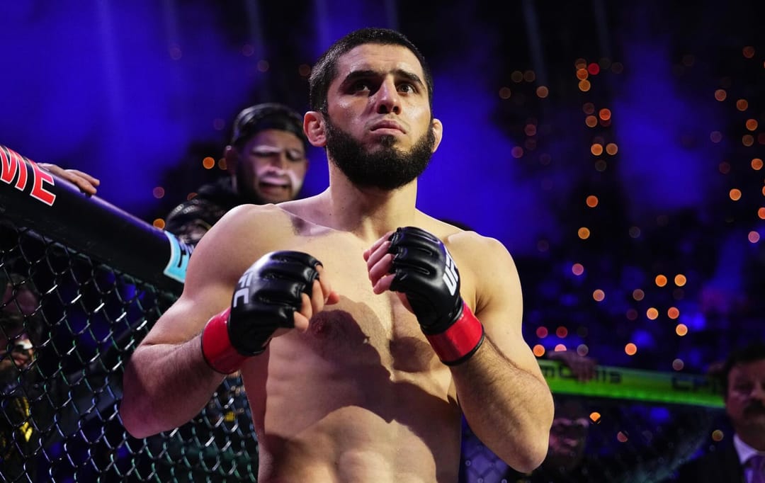 Махачев победил Мойкано и защитил титул UFC в легком весе