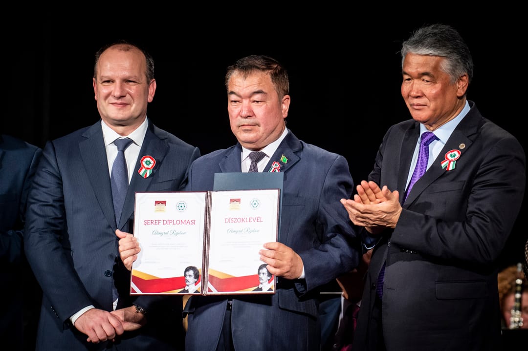 Şahyr Akmyrat Rejebow halkara terjime bäsleşiginiň baýragy bilen sylaglandy
