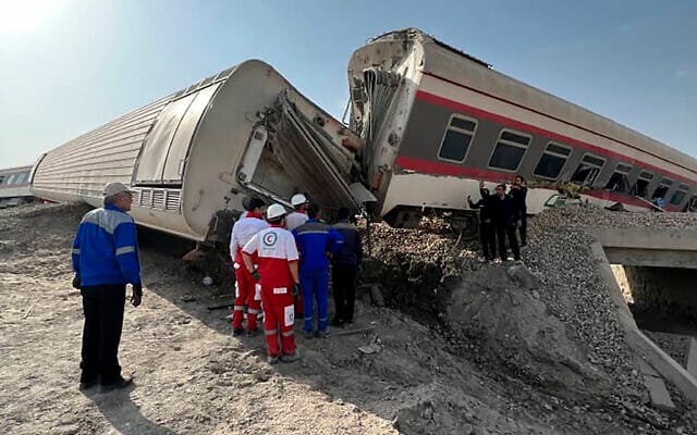 Eýranda otly demir ýoldan agyp, 10-dan gowrak adam heläk boldy