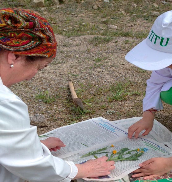 В предместье Ашхабада проходят экспедиции по сбору гербария