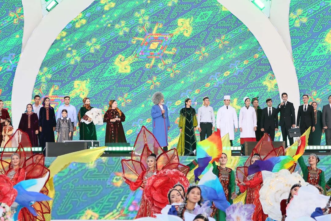 В городе Аркадаг новосёлам торжественно вручили ключи от квартир