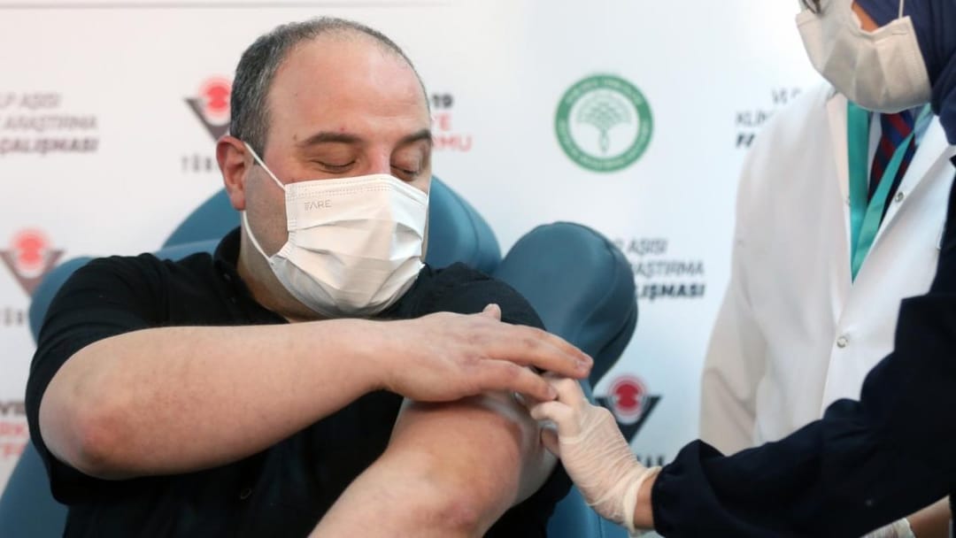 Турецкий министр стал участником клинических испытаний национальной вакцины от коронавируса