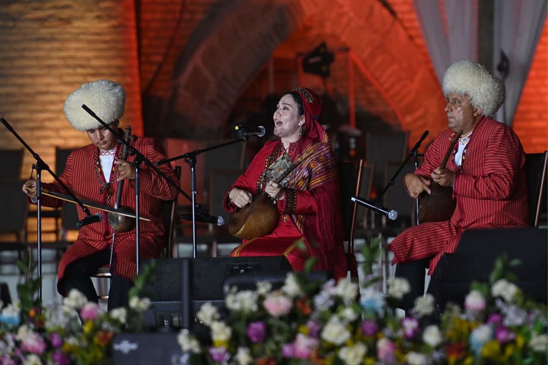 Женщины-бахши из Туркменистана успешно выступили на международном форуме в Хиве