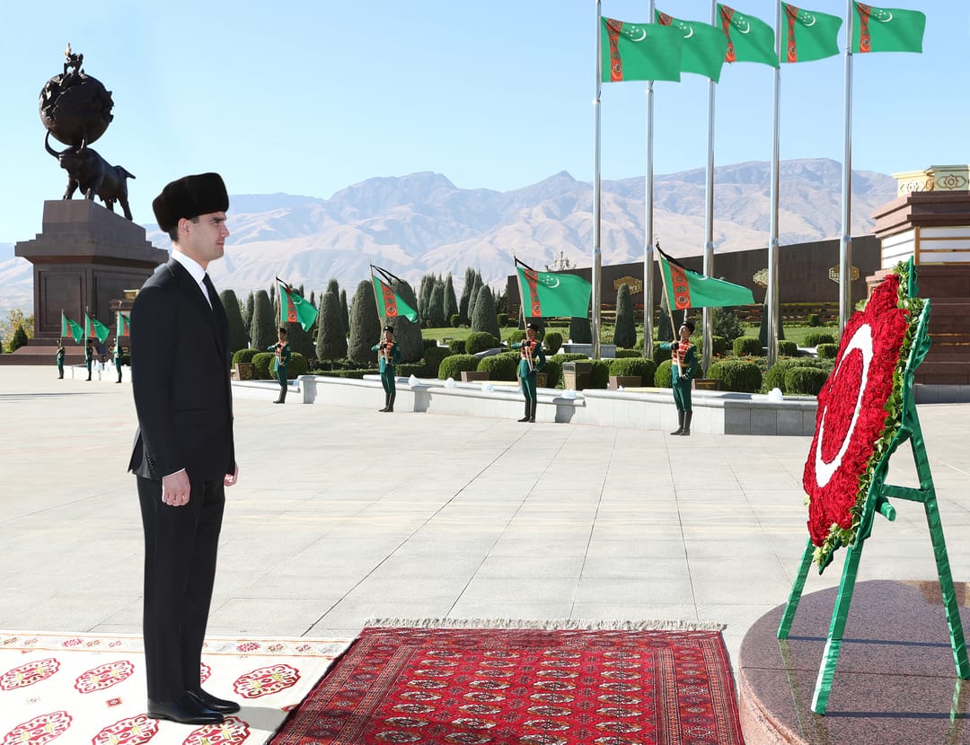 Serdar Berdimuhamedov laid wreaths at the monuments of the Halk hakydasy Memorial Complex
