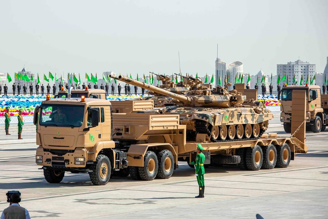 Aşgabatda Türkmenistanyň Garaşsyzlygynyň 34 ýyllygy mynasybetli dabaraly harby ýöriş geçirildi