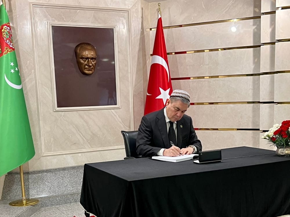 Gurbanguly Berdimuhamedov made an entry in the book of condolences at the Turkish Embassy in Ashgabat