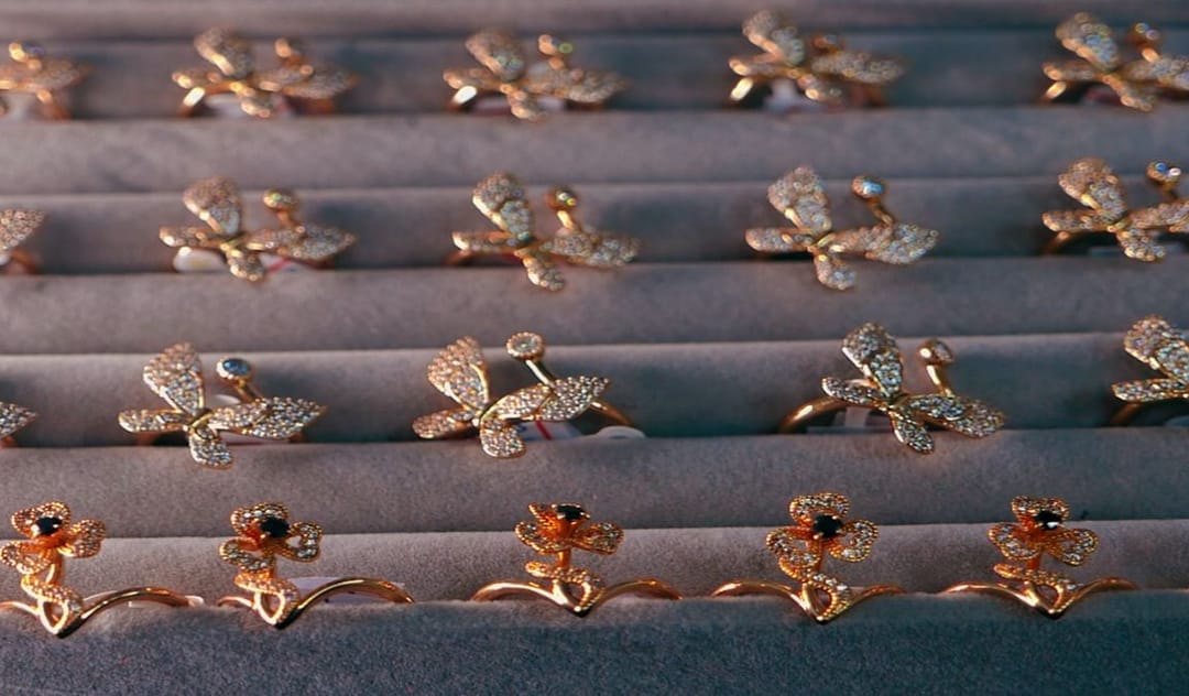 Aşgabatdaky «Xuping Jewelry» bižuteriýa dükany alyjylara Täze ýyl arzanladyşlaryny hödürleýär