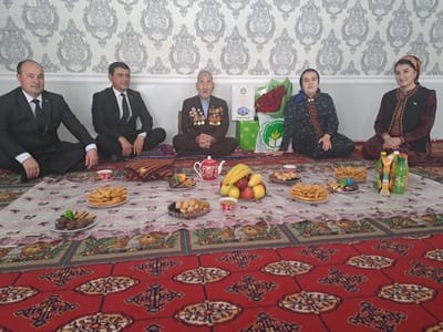 Представители туркменского энергетического вуза поздравили с Днем Победы 107-летнего ветерана