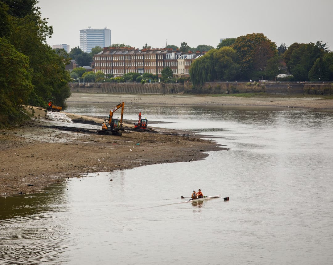 Londonda Temza derýasyny çygly elsüpürgiçlerden arassalaýarlar